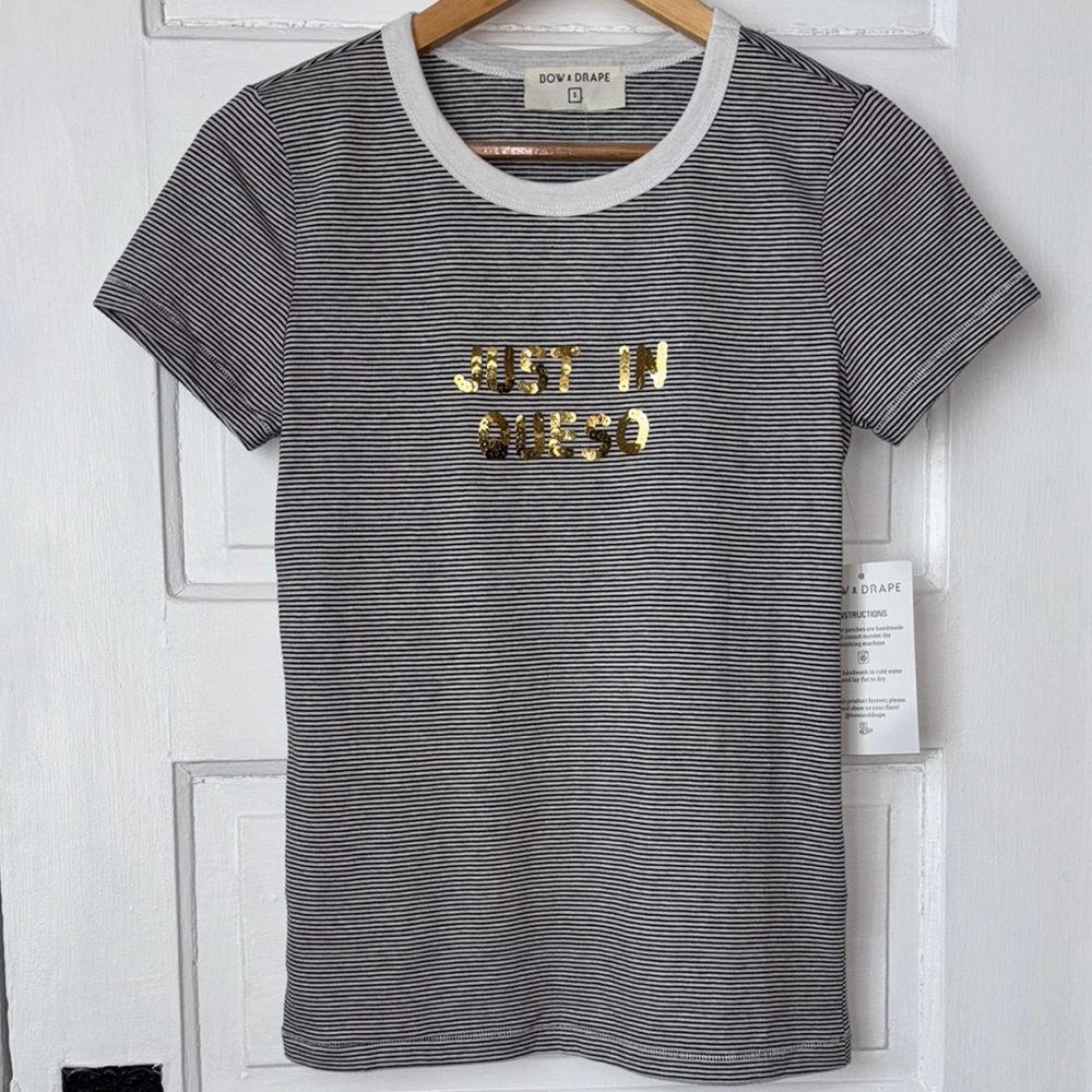 BOW & DRAPE JUST IN QUESO STRIPED TEE